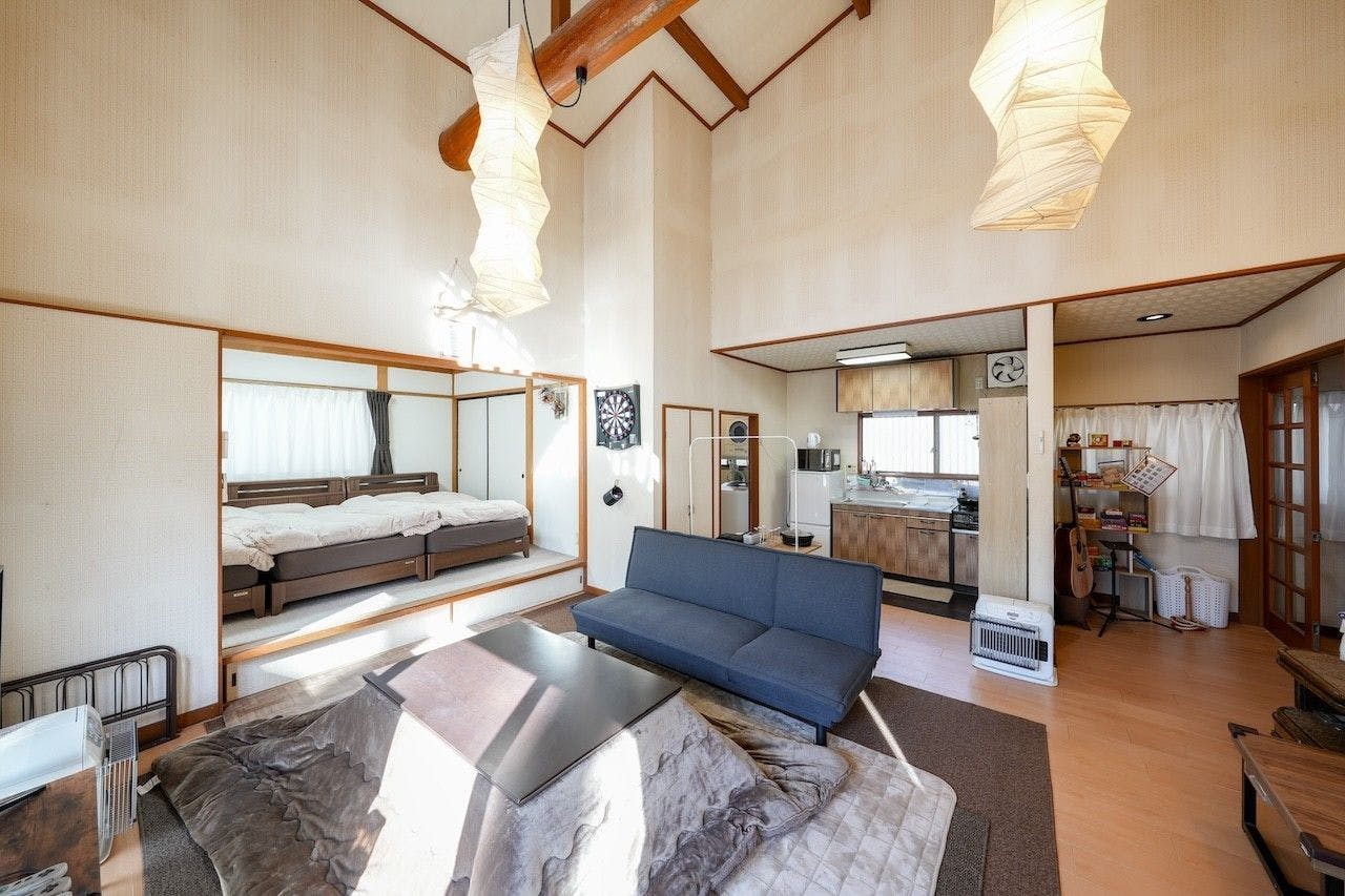 ห้องนั่งเล่นที่มีเพดานสูงและบรรยากาศโปร่งโล่ง