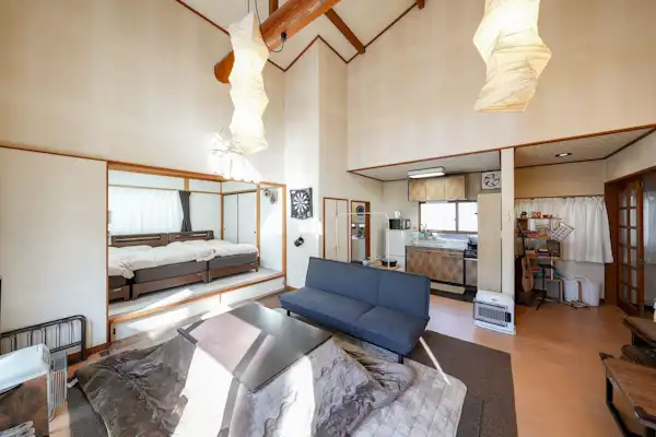 ห้องนั่งเล่นที่มีเพดานสูงและบรรยากาศโปร่งโล่ง