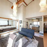 ห้องนั่งเล่นที่มีเพดานสูงและบรรยากาศโปร่งโล่ง