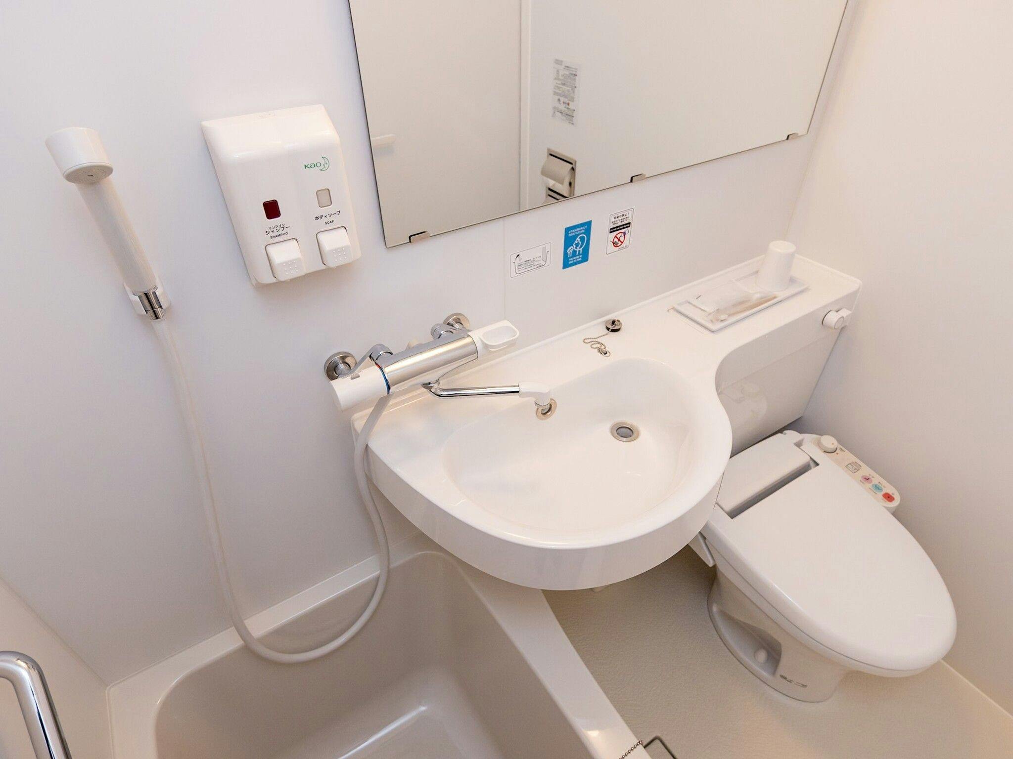 Kamar mandi dengan toilet dan shower terintegrasi