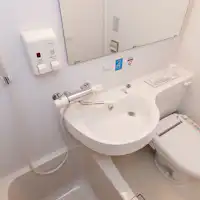 Kamar mandi dengan toilet dan shower terintegrasi
