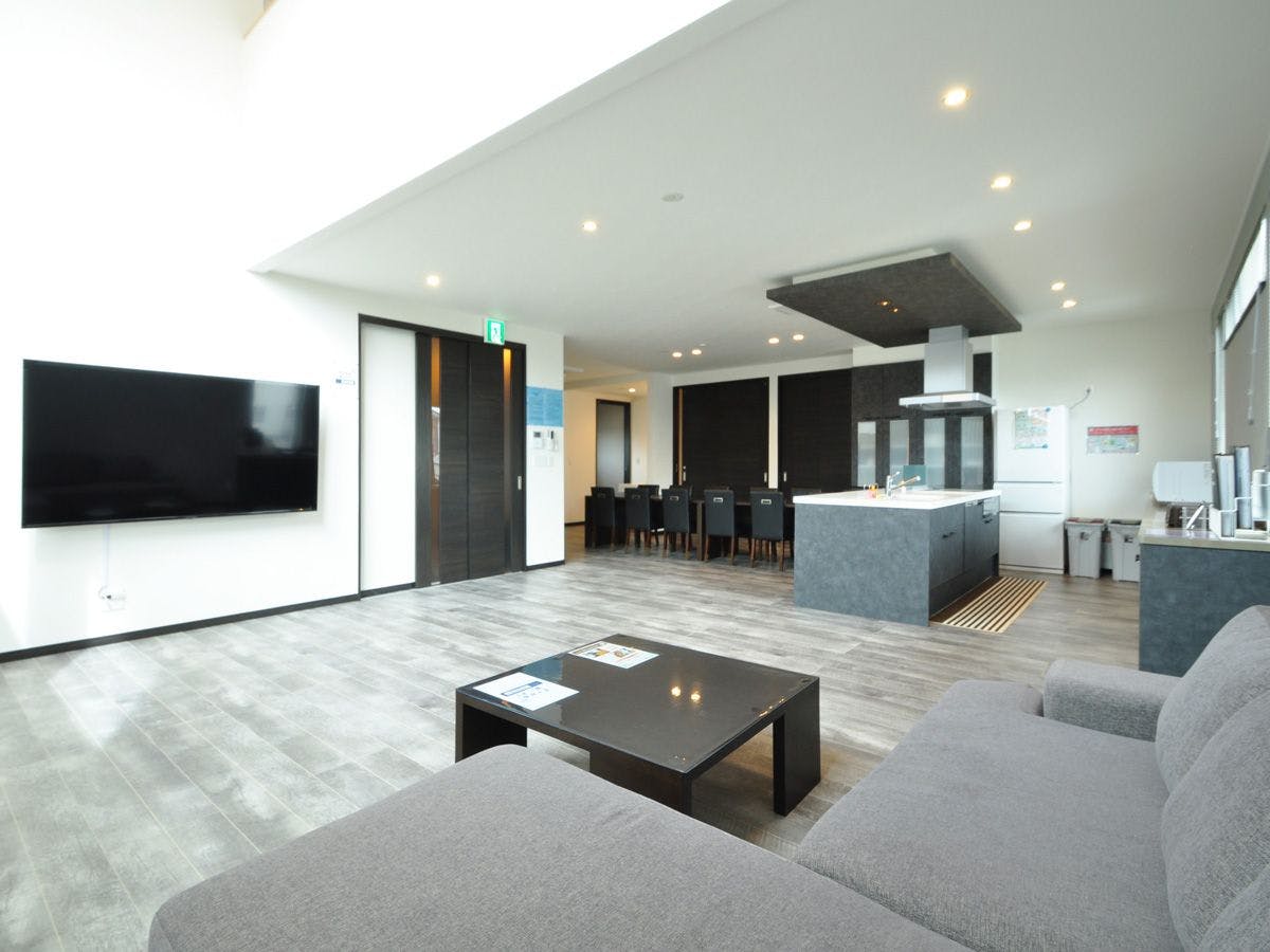 【ห้องนั่งเล่น】ติดตั้งทีวีขนาดใหญ่ 75 นิ้ว