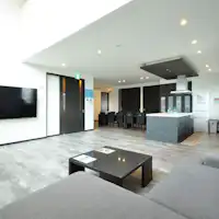 【ห้องนั่งเล่น】ติดตั้งทีวีขนาดใหญ่ 75 นิ้ว