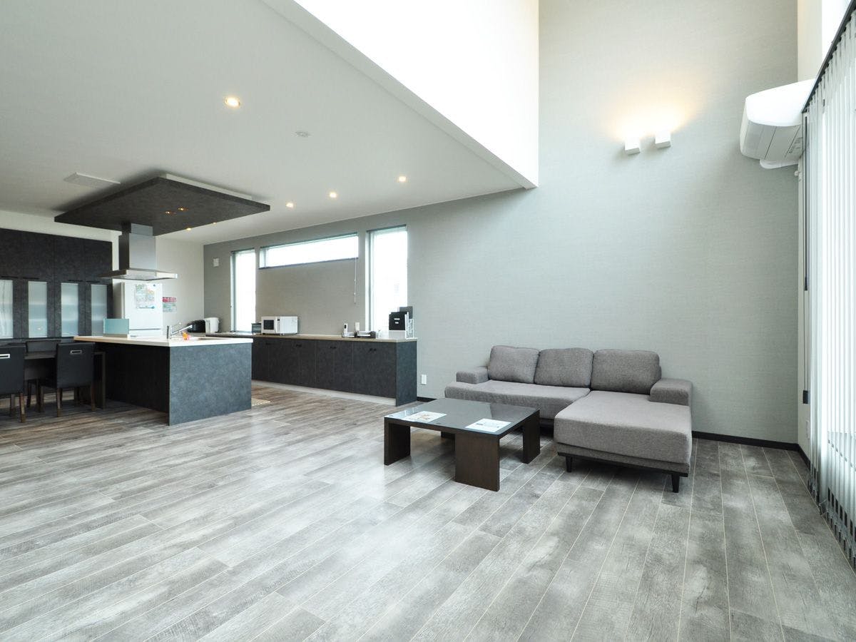 【ห้องนั่งเล่น】กว้างขวางแม้สำหรับกลุ่มใหญ่.