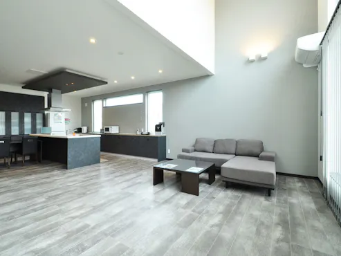 【ห้องนั่งเล่น】กว้างขวางแม้สำหรับกลุ่มใหญ่.