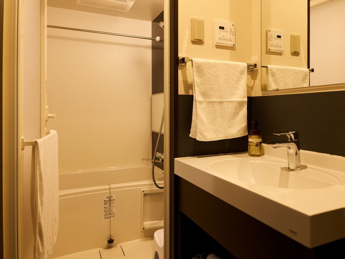 อ่างล้างหน้าและห้องน้ำ