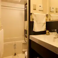 อ่างล้างหน้าและห้องน้ำ