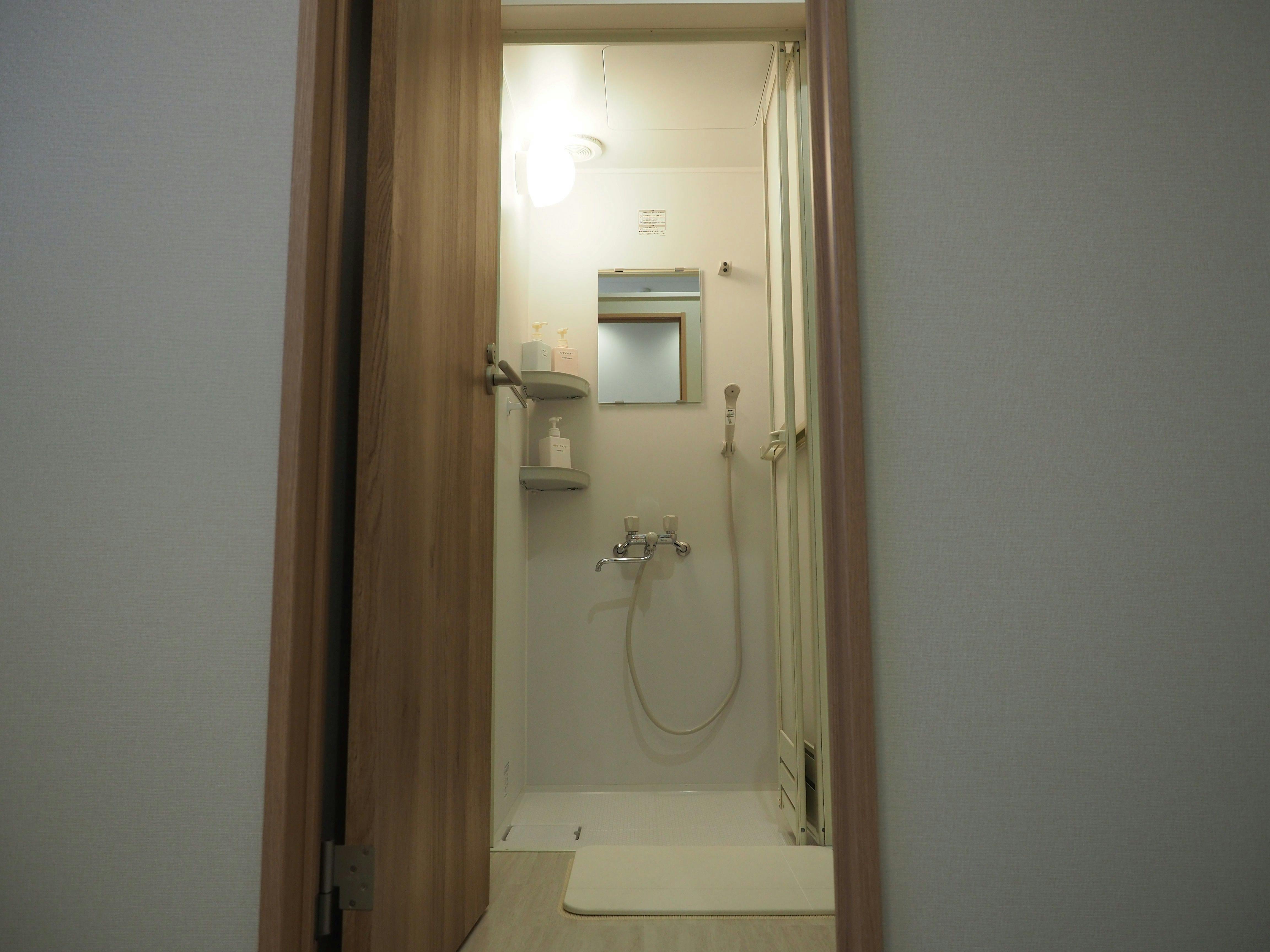 นี่คือห้องอาบน้ำสำหรับหนึ่งคน