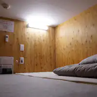 เตียงแคปซูลชั้นบนพร้อมล็อกเกอร์กว้างขวาง