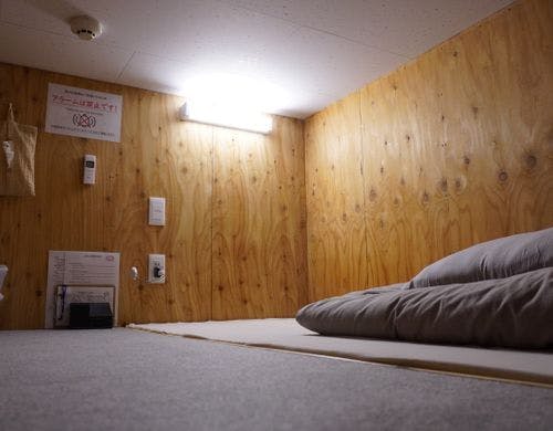 カプセル上段ベッドサイド広々ロッカーあり