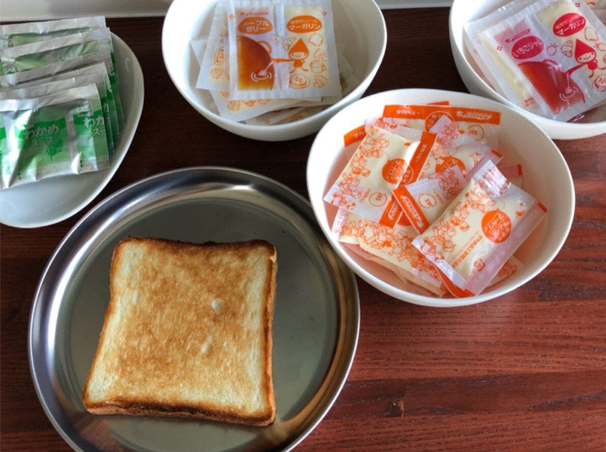 เรามีขนมปังปิ้งและซุปให้บริการ