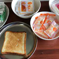 เรามีขนมปังปิ้งและซุปให้บริการ