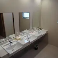 อ่างล้างหน้าในห้องอาบน้ำ