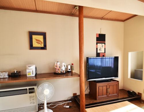 本館10畳│大きめのテレビを設置しています