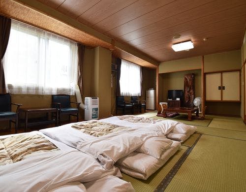 和室16畳│大型液晶テレビ