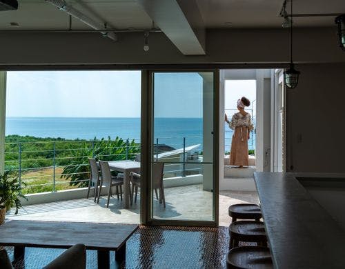 広いリビングにカウンターテーブルとイス。