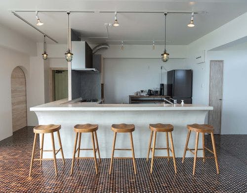 広いリビングにカウンターテーブルとイス。