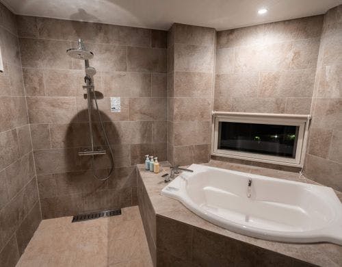 海を眺められるバスルーム。