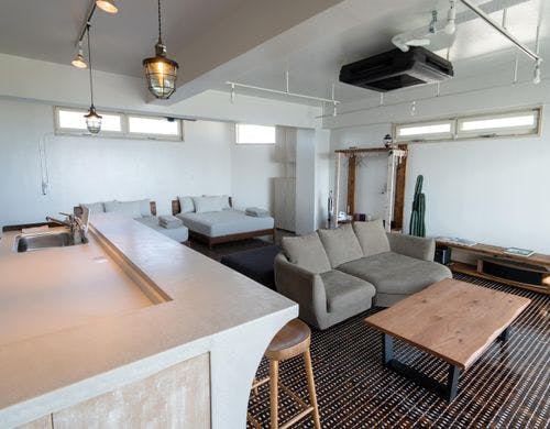 広々としたスタジオタイプの一室。