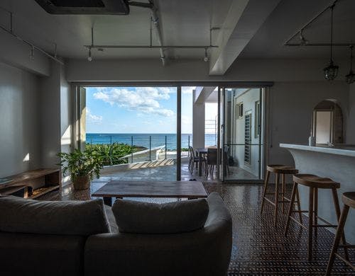 部屋からは一面に広がる伊良部島の海。