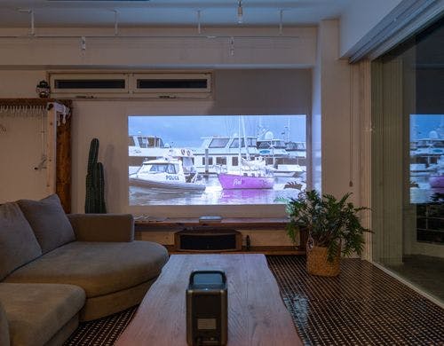 夜はプロジェクターでムービーナイト