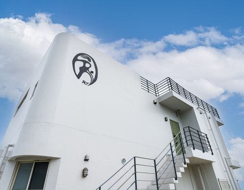 DESLIEのLOGOマークが目印