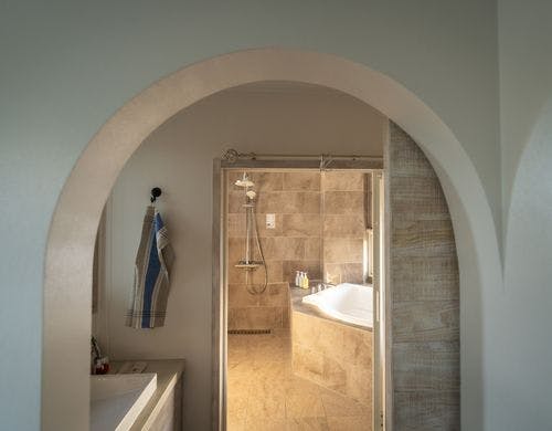 アーチの向こうはオーシャンビューのお風呂