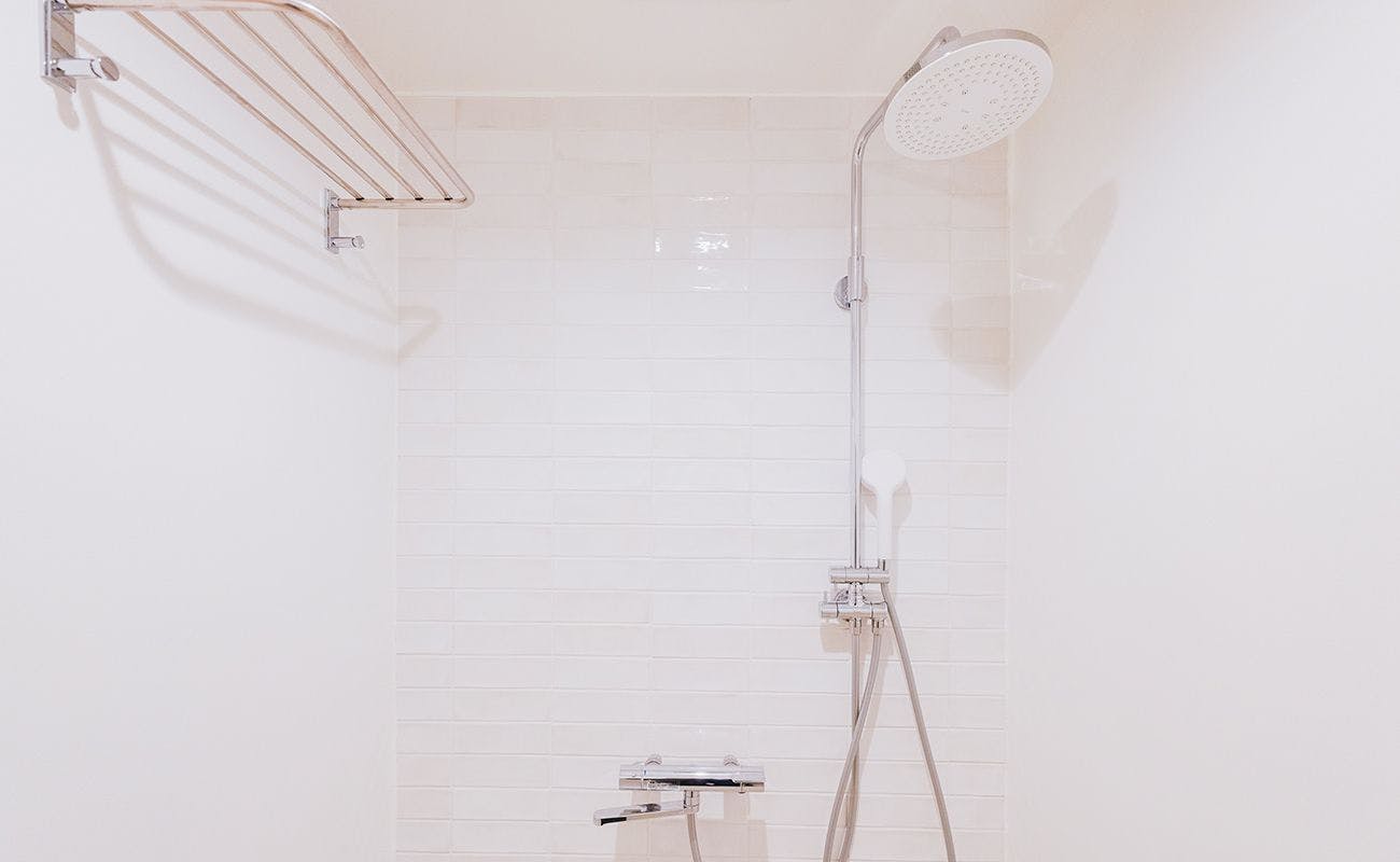 ห้องอาบน้ำฝักบัว (ไม่มีอ่างอาบน้ำ)