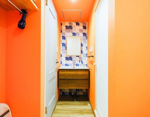 青とオレンジを基調としたモダンデザイン