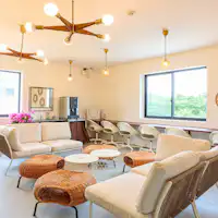 เลานจ์โปร่งโล่งและมีสไตล์