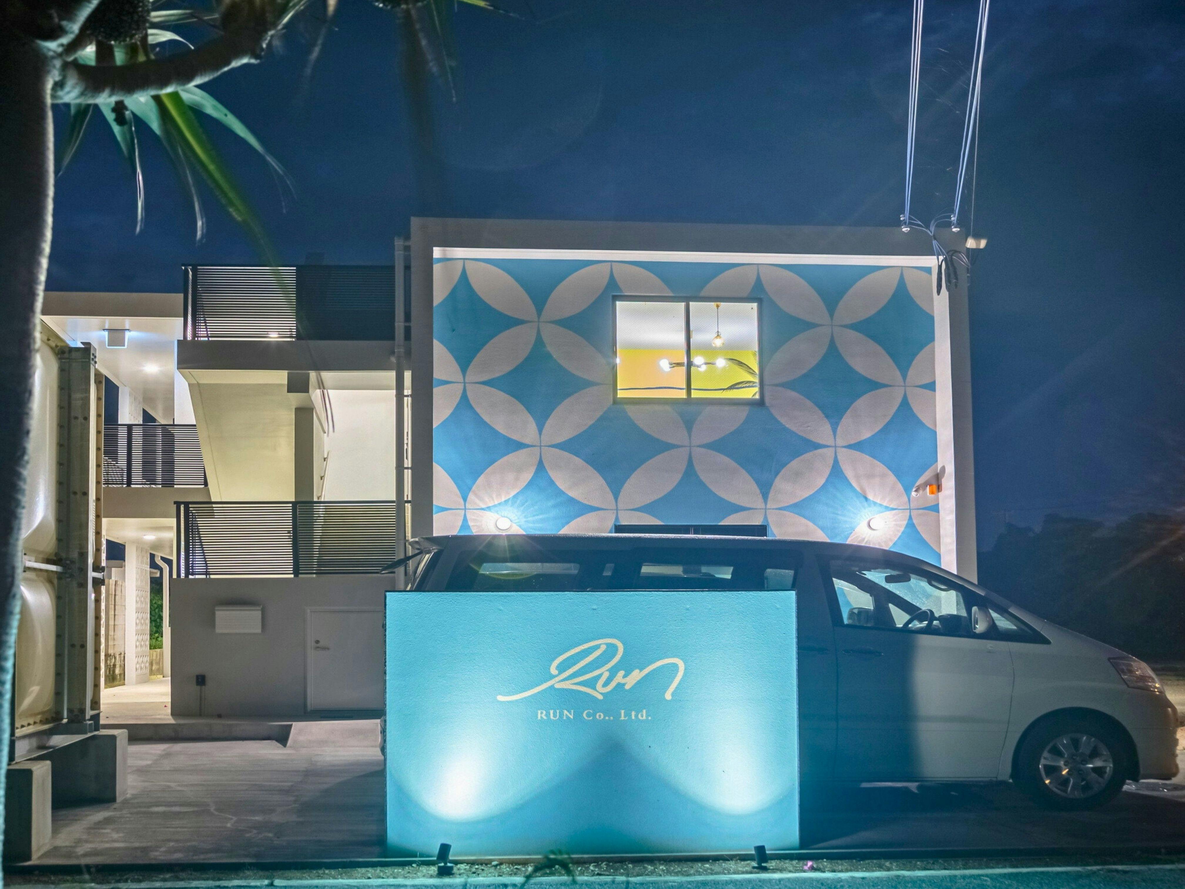 อาคารภายนอกที่ประดับไฟในยามค่ำคืน