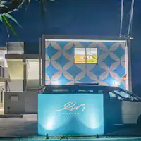 อาคารภายนอกที่ประดับไฟในยามค่ำคืน