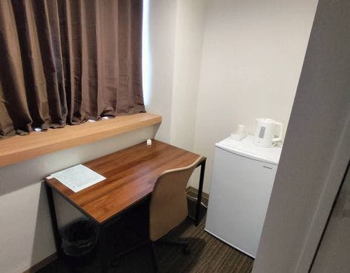 ツイン部屋の机、冷蔵庫など。