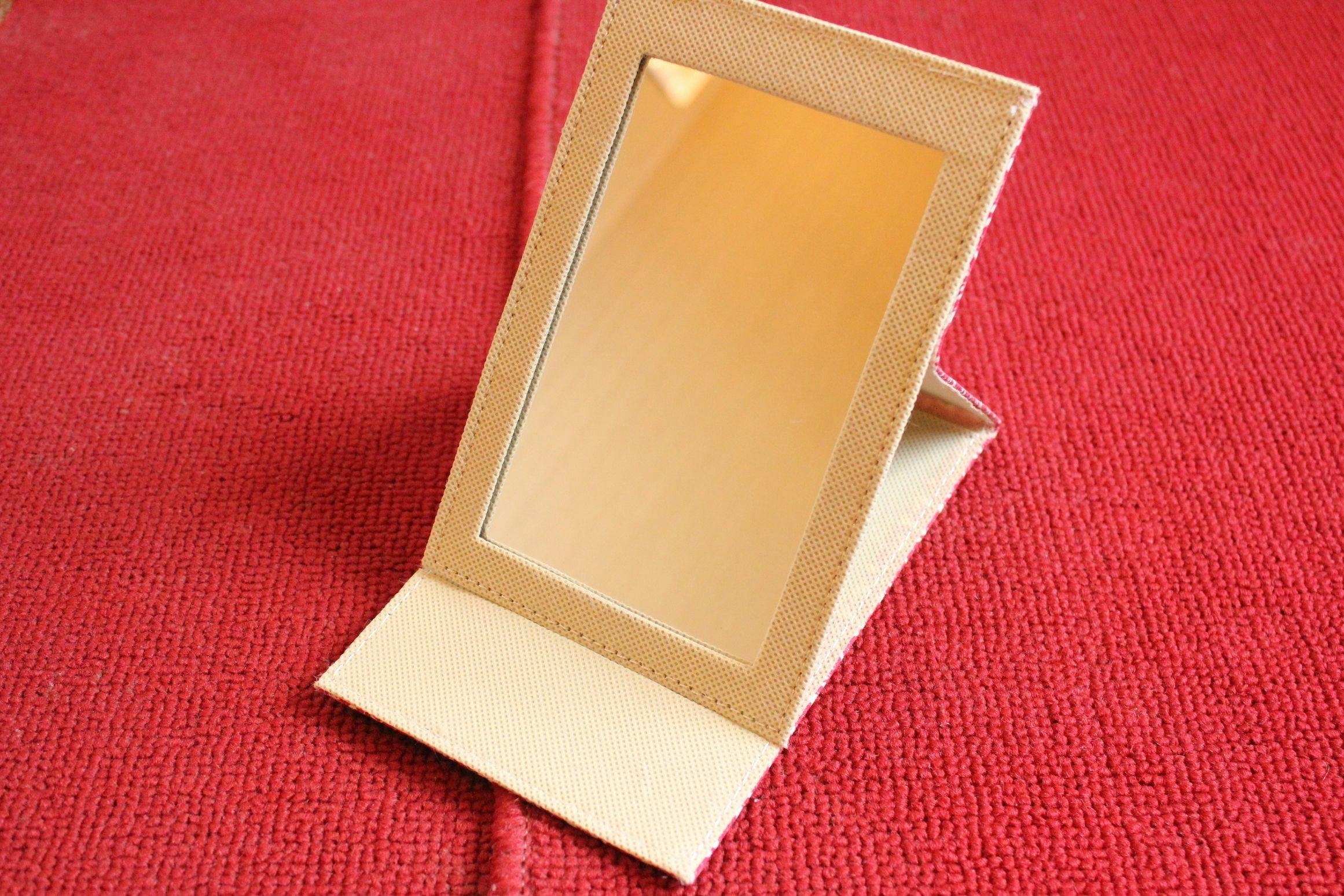 Cermin tangan (tersedia di semua kamar)