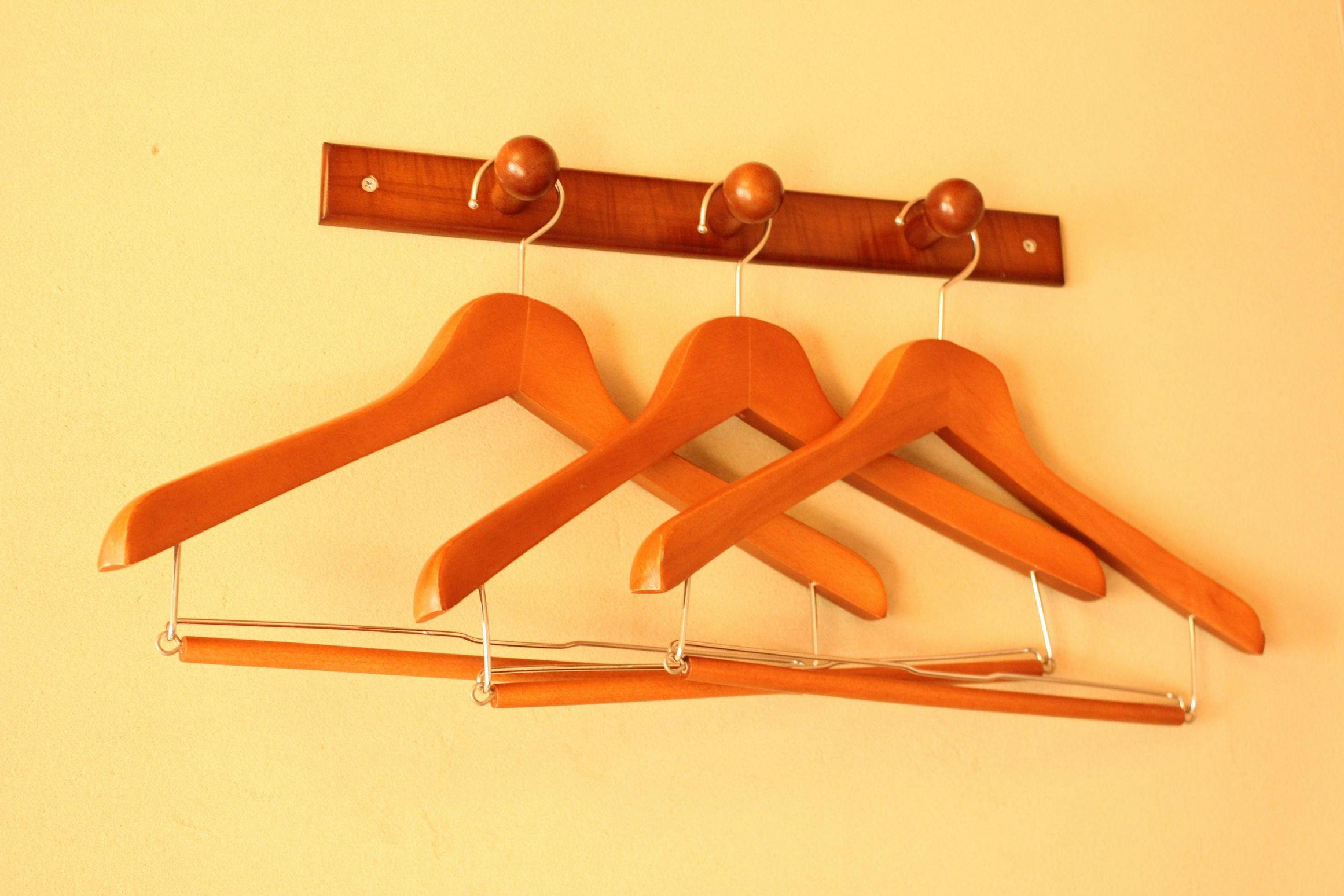 Gantungan baju (tersedia sesuai jumlah orang)