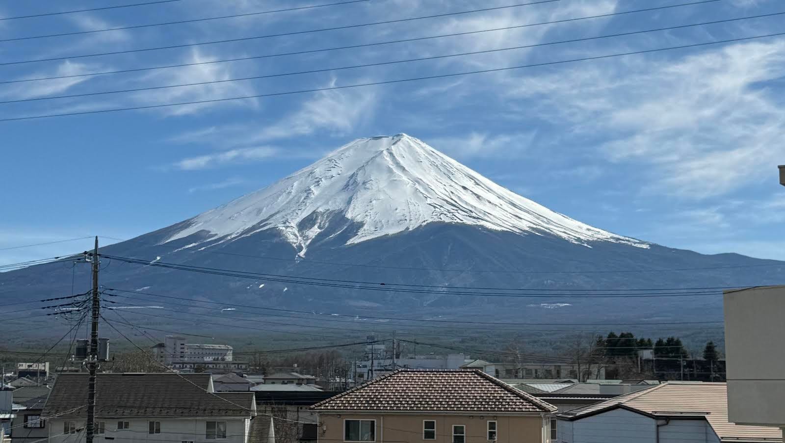 วิวภูเขาไฟฟูจิจากชั้นสองของอาคารเสริม