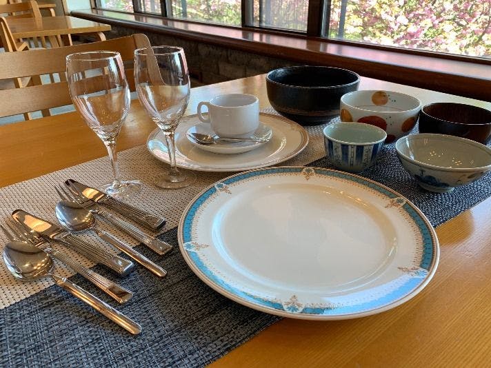 다양한 음식을 준비하고 있습니다.