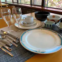 다양한 음식을 준비하고 있습니다.