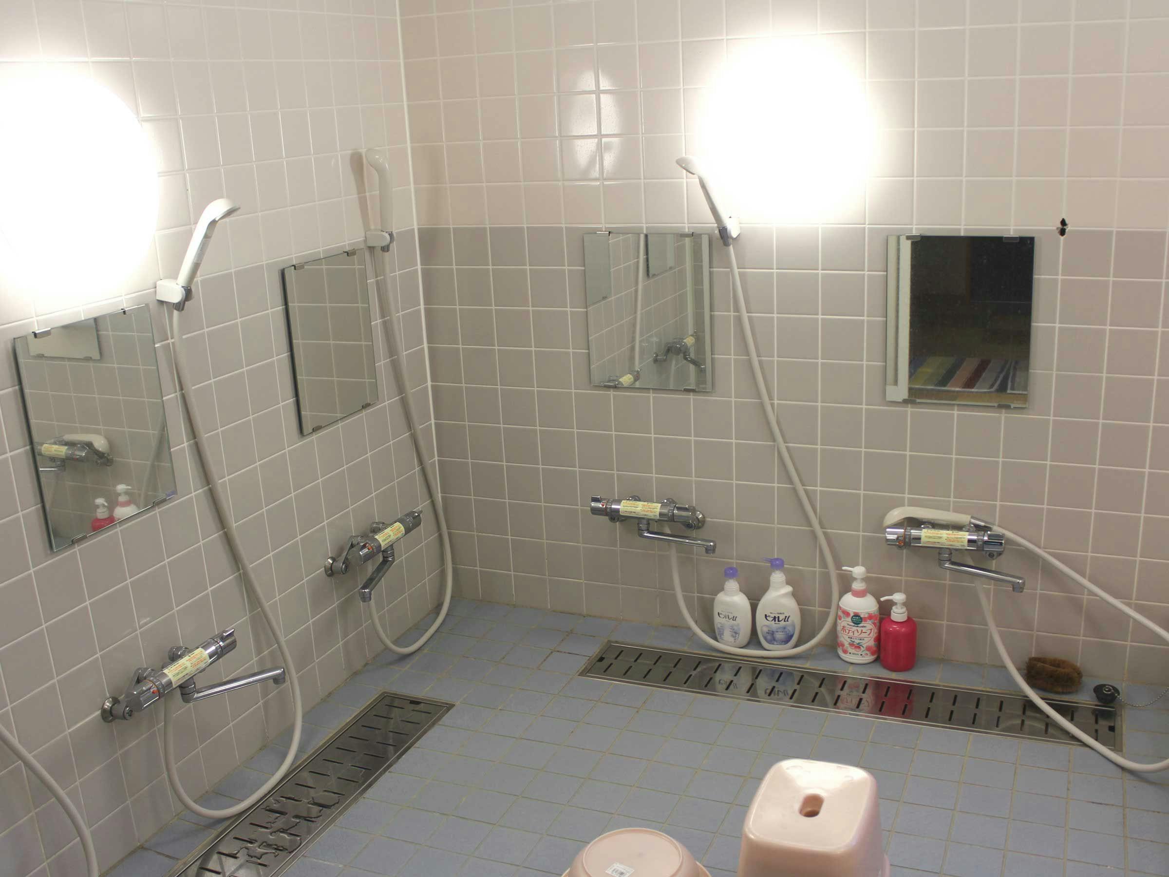 อาคารฝึกอบรมมีห้องอาบน้ำรวมให้บริการ