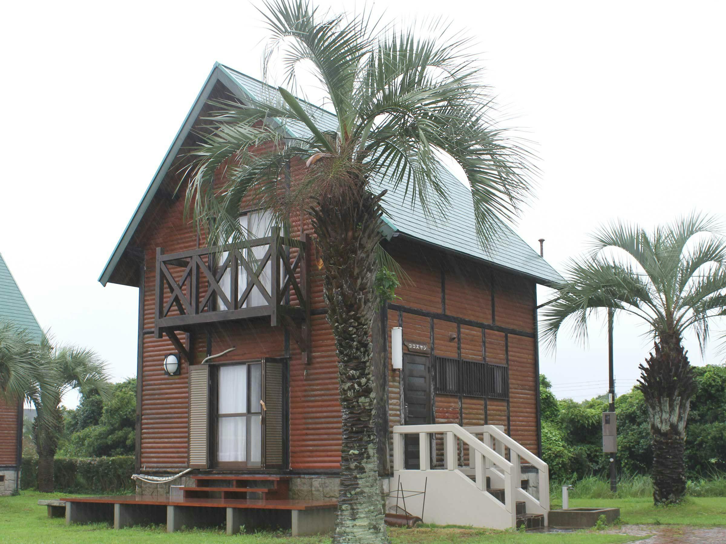 *ภายนอกบังกะโลสองชั้น (ต้นมะพร้าวโคโคส)