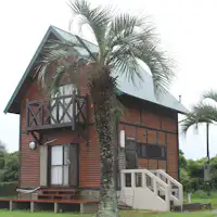 *ภายนอกบังกะโลสองชั้น (ต้นมะพร้าวโคโคส)