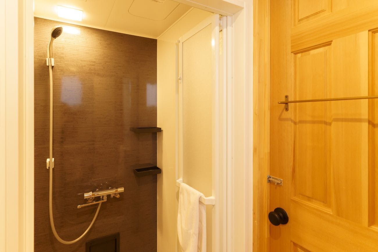 이코노미 더블룸 샤워 부스