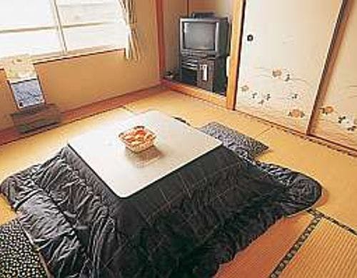 コタツには定番のみかんをサービス