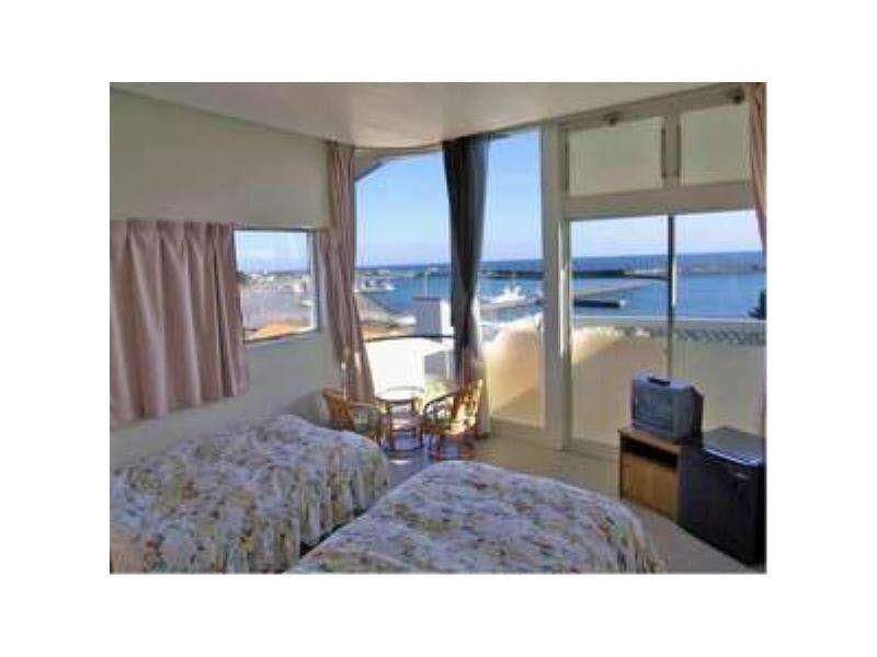 ห้องพักเตียงคู่พร้อมวิวทะเล มีห้องน้ำและอ่างล้างหน้า