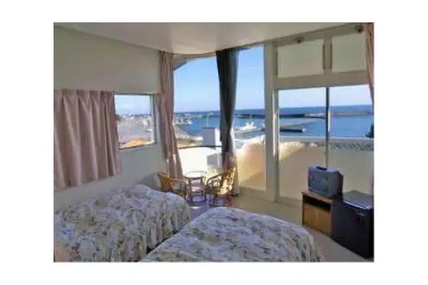 ห้องพักเตียงคู่พร้อมวิวทะเล มีห้องน้ำและอ่างล้างหน้า