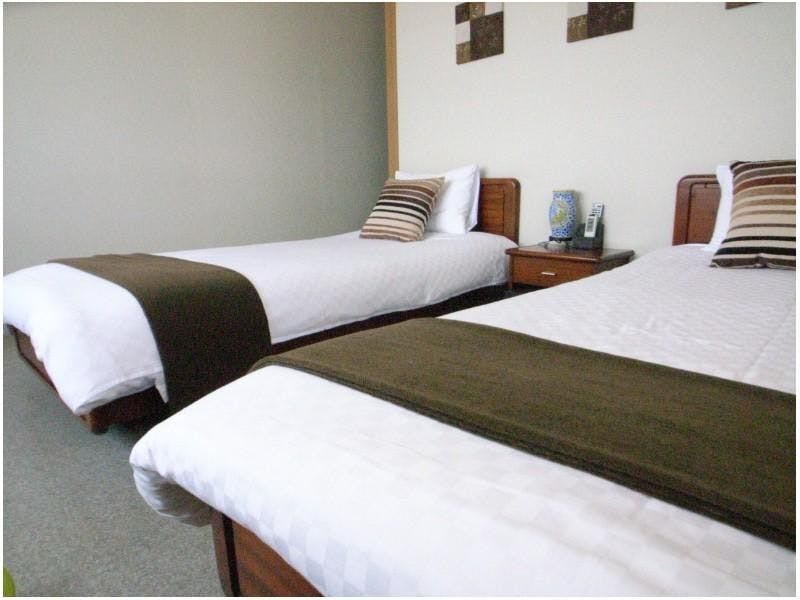 ห้องพักเตียงคู่พร้อมวิวทะเล มีห้องน้ำและอ่างล้างหน้า