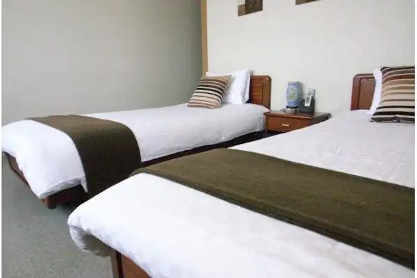 ห้องพักเตียงคู่พร้อมวิวทะเล มีห้องน้ำและอ่างล้างหน้า