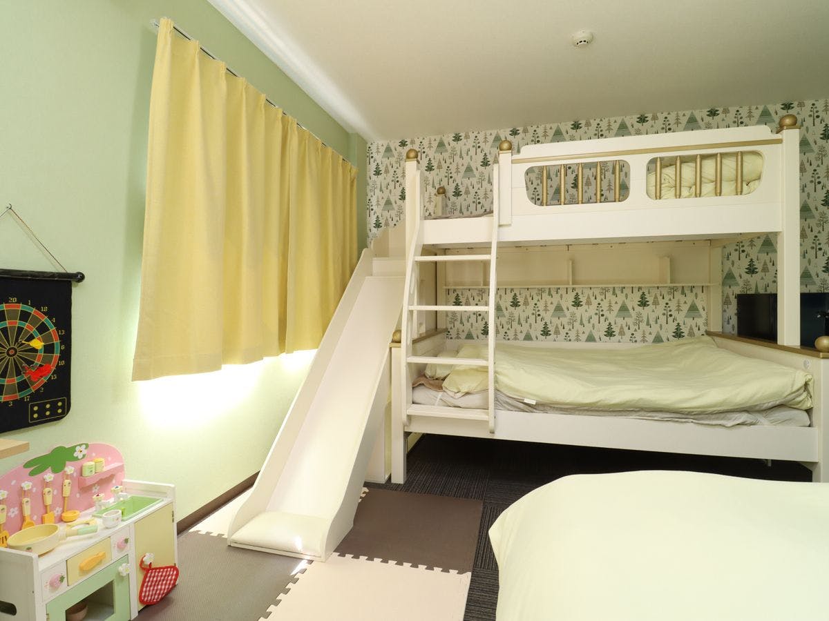 ห้องสำหรับ 4 ท่าน พร้อมเตียงสองชั้นพร้อมสไลเดอร์และเตียงเดี่ยว 2 เตียง