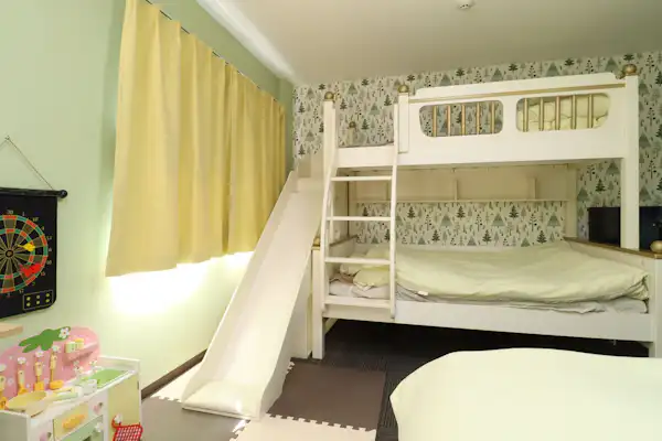 ห้องสำหรับ 4 ท่าน พร้อมเตียงสองชั้นพร้อมสไลเดอร์และเตียงเดี่ยว 2 เตียง