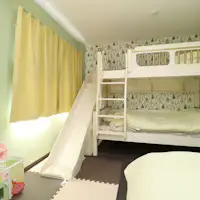 ห้องสำหรับ 4 ท่าน พร้อมเตียงสองชั้นพร้อมสไลเดอร์และเตียงเดี่ยว 2 เตียง